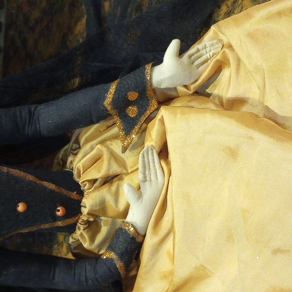 Halloween Witch Of Elegance - Picture 6 of 10